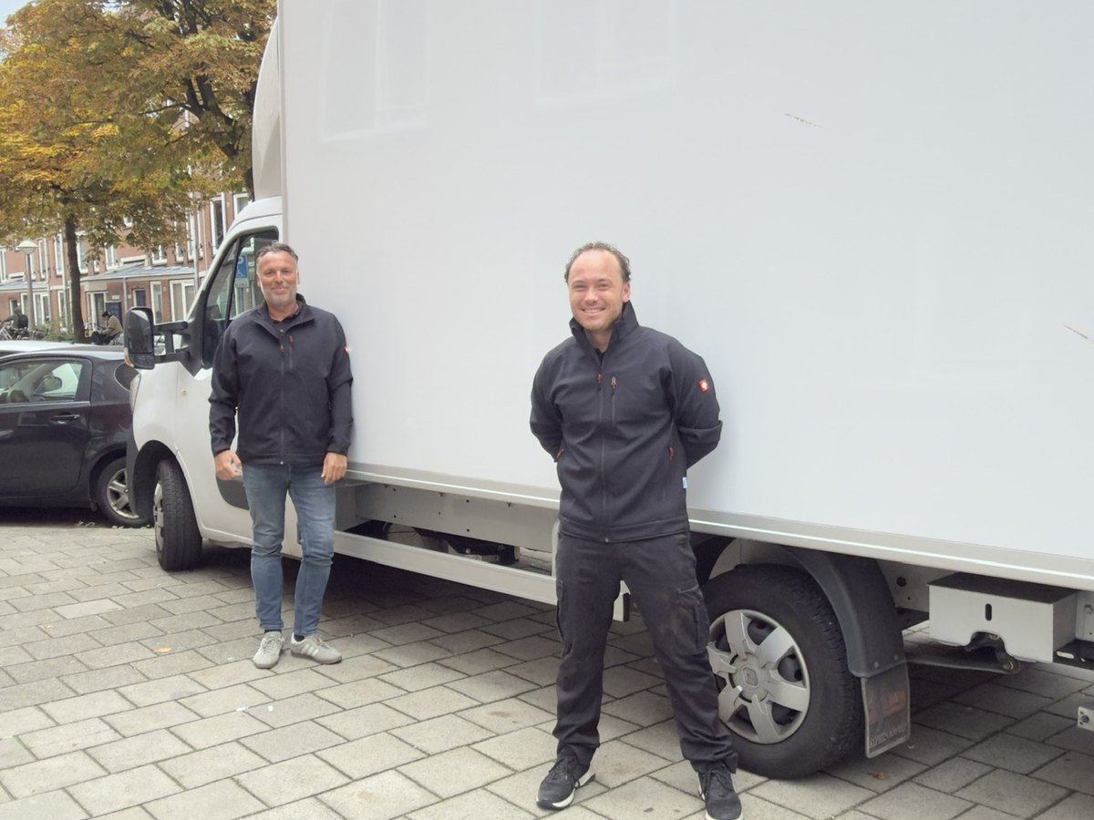 De bus geparkeerd in een woonstraat, klaar om te laden