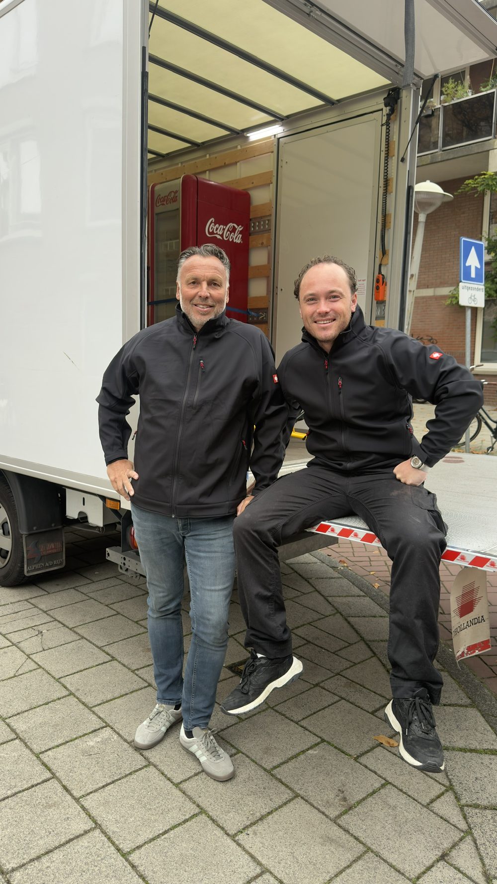 Dennis en Kevan bij de laadklep van de bus